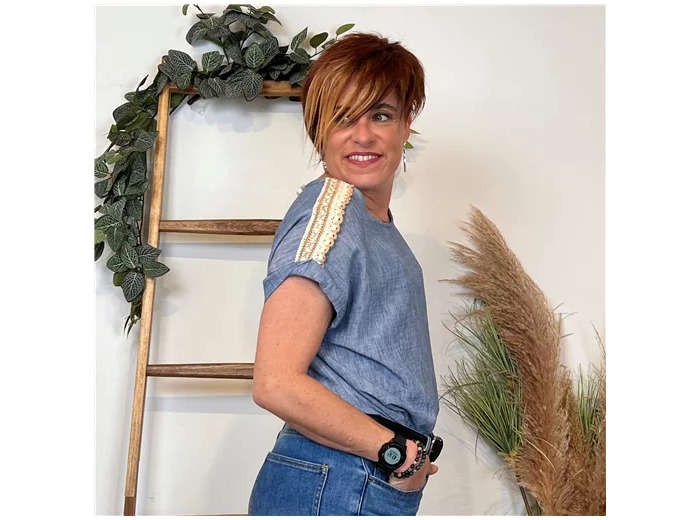 K242- Blouse brodée  (Tu) 🇮🇹 (bleu jeans)