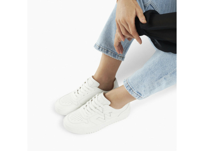 Baskets monogramme Calie blanches monochrome