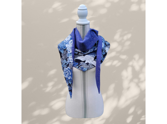 Chèche "Reykjavik" Tissu japonais bleu, motifs grues, doublure double gaze de coton bleue à pois dorés