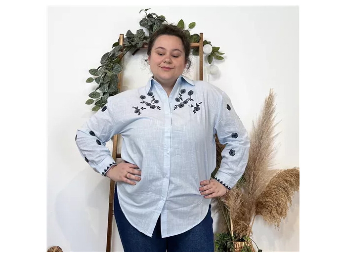 K790- Blouse brodée Christy (T44-T52) (bleu ciel)