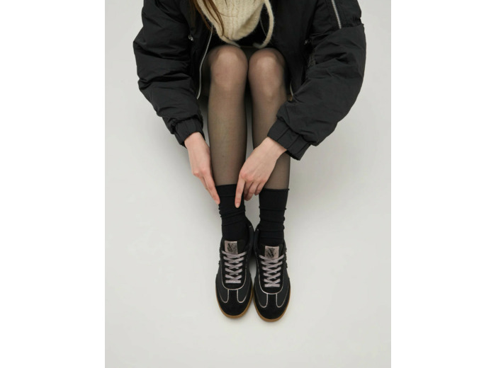 Baskets monogramme noir à semelle rétro - Suzanne - Vanessa Wu