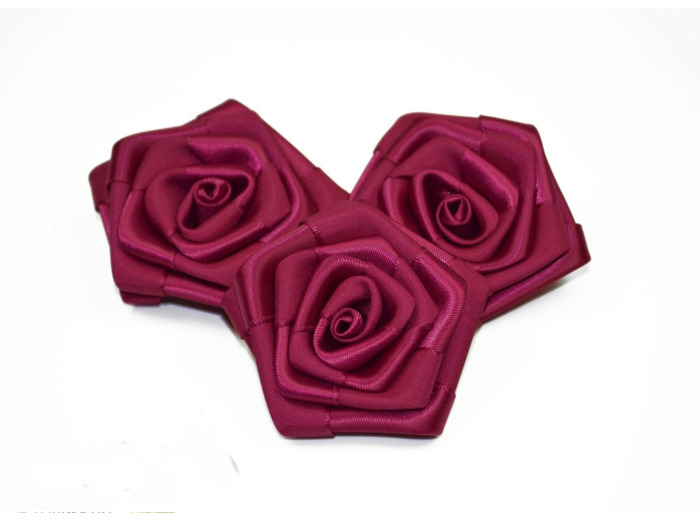 Sachet de 3 roses satin de 6 cm de diametre bordeaux 270