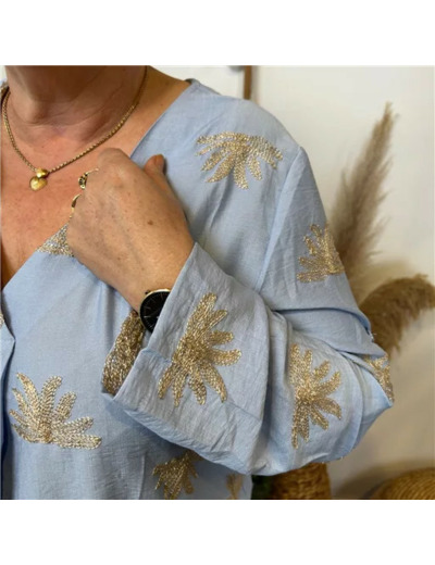 K820- Blouse brodée Christy (T44-T52) (bleu ciel)