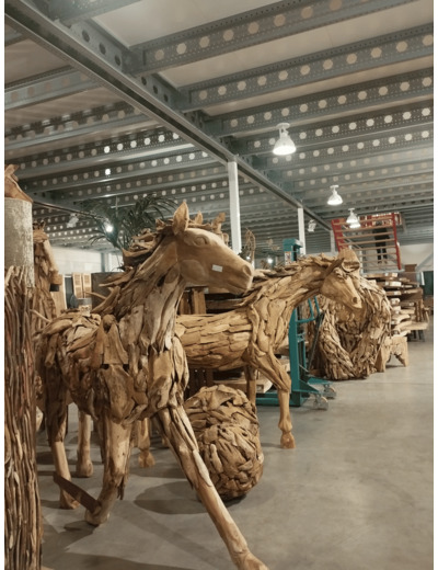 Cheval en bois exotique