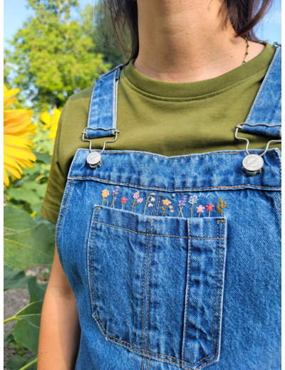 Fleurs Sauvages - Kit broderie poche salopette à broder