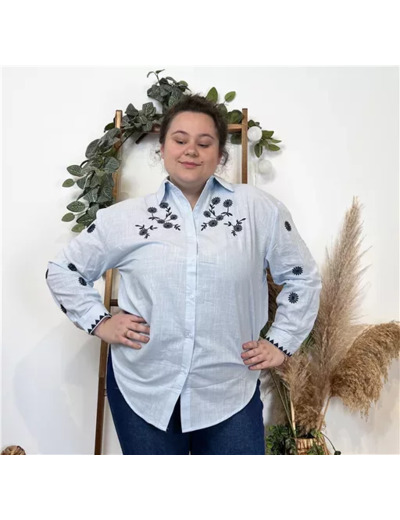 K790- Blouse brodée Christy (T44-T52) (bleu ciel)