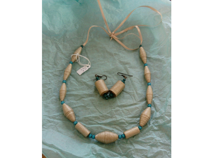 Ensemble collier et boucles d'oreilles fait main