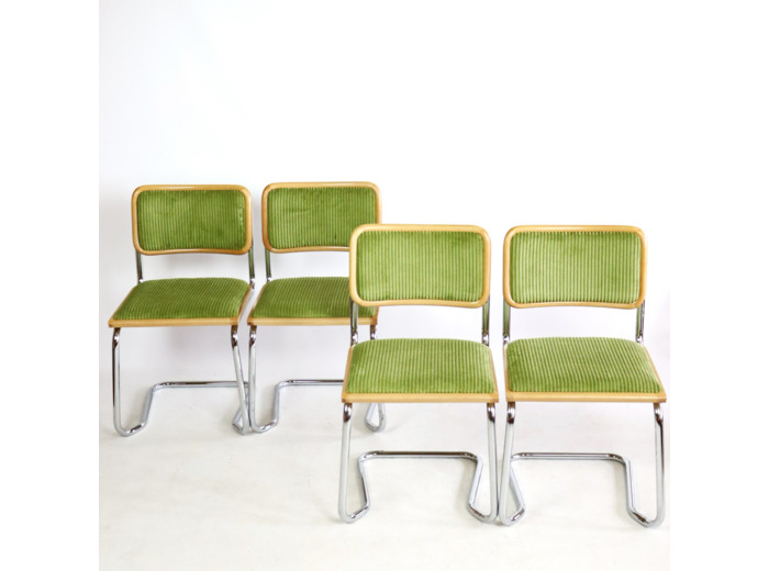 Série de quatre chaises B32