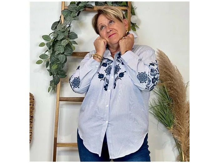 Z136- Blouse brodée Christy (T44-T52) (bleu ciel)