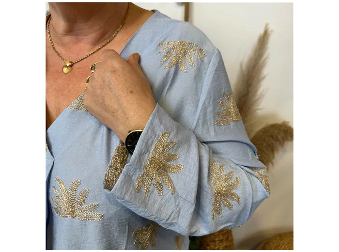 K820- Blouse brodée Christy (T44-T52) (bleu ciel)
