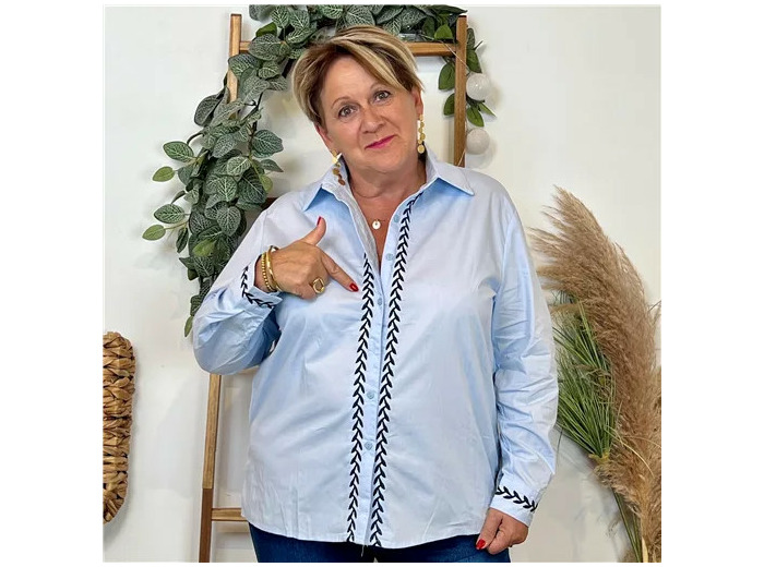 Z740- Blouse brodée Christy (T44-T52) (bleu ciel)