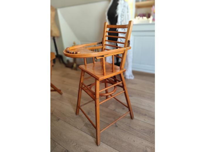 Ancienne chaise haute pour enfant
