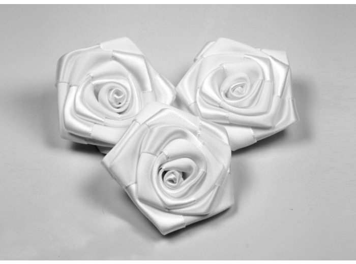 Sachet de 3 roses satin de 6 cm de diametre blanc 029