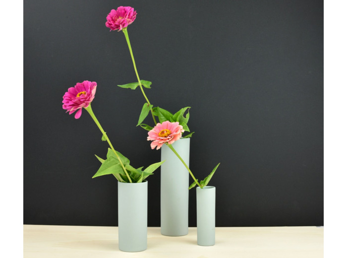 Trio de vases en porcelaine vert d'eau