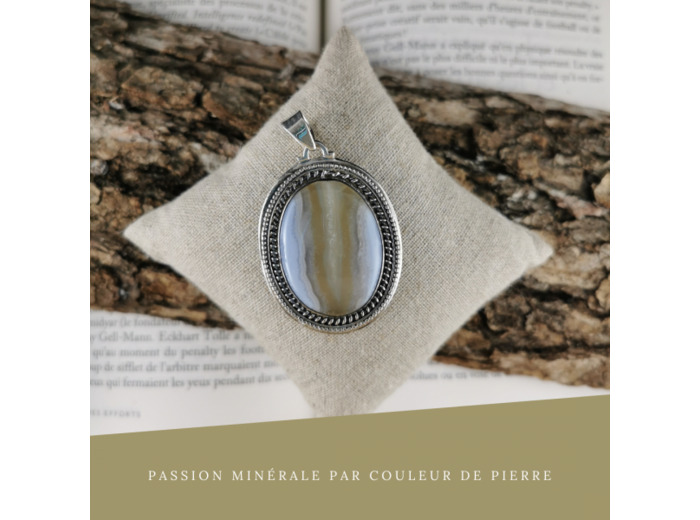 Calcédoine avec Calcite