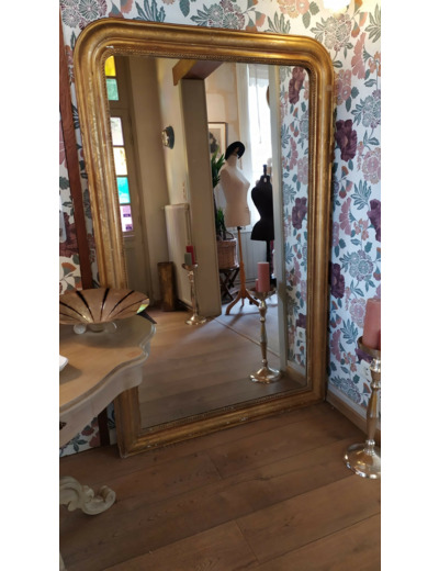 Très grand miroir Louis-Philippe en bois et stuc doré à la feuille