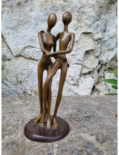 Couple amoureux debout