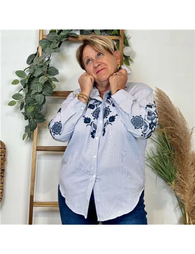 Z136- Blouse brodée Christy (T44-T52) (bleu ciel)